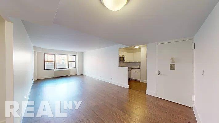 E 63rd St #3D - Photo 3 of 4