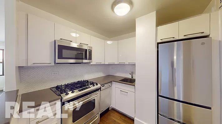 E 63rd St #3D - Photo 4 of 4