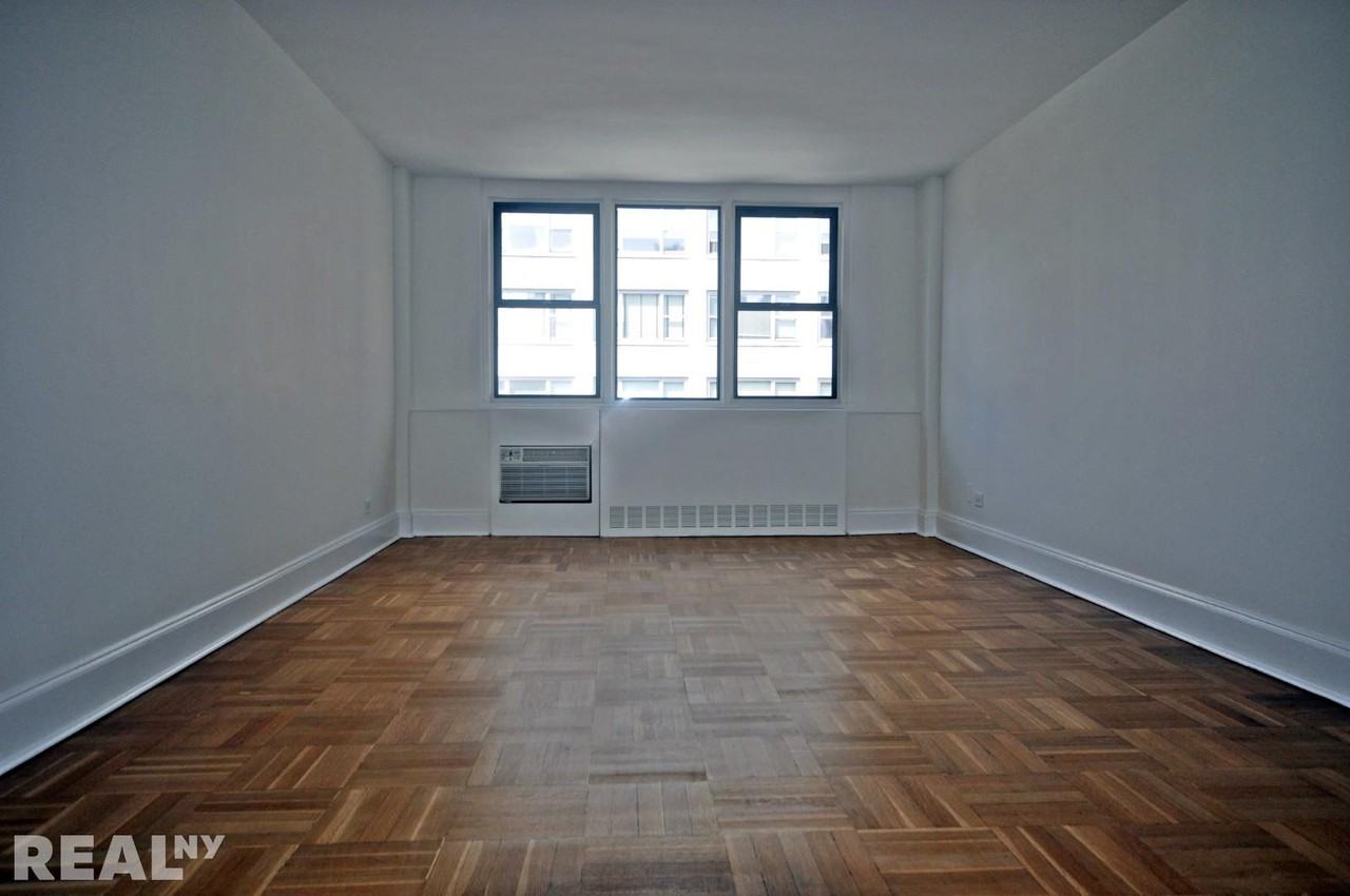 E 79th St #8F - Photo 3 of 5