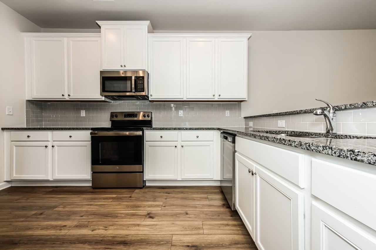 3577 Saratoga Cir - Photo 7 of 17