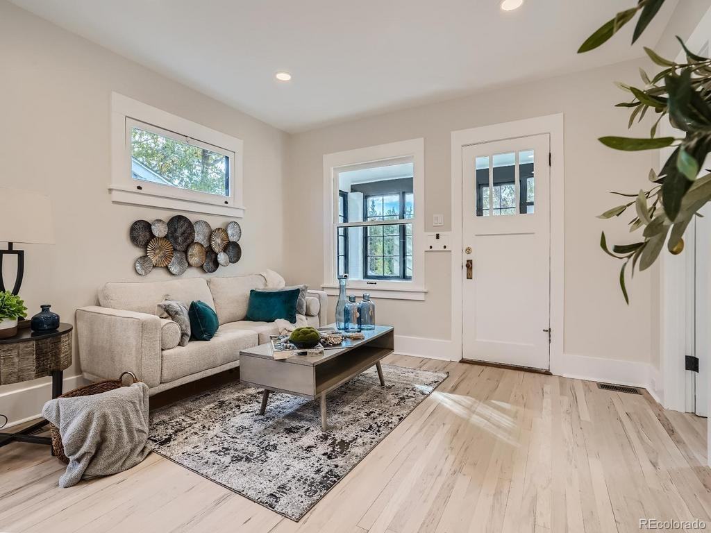 2082 S Lincoln St - Photo 2 of 19