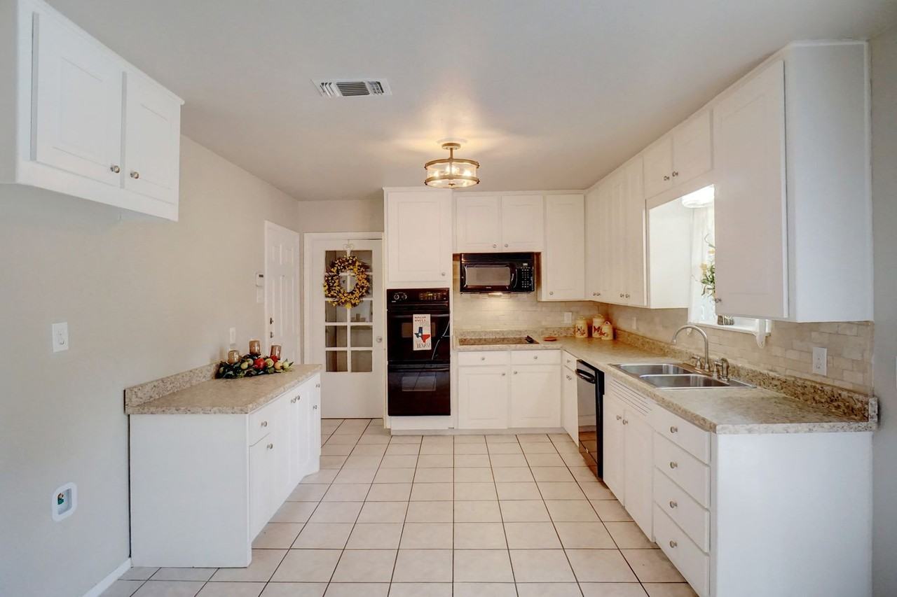 4612 Redondo St - Photo 5 of 18