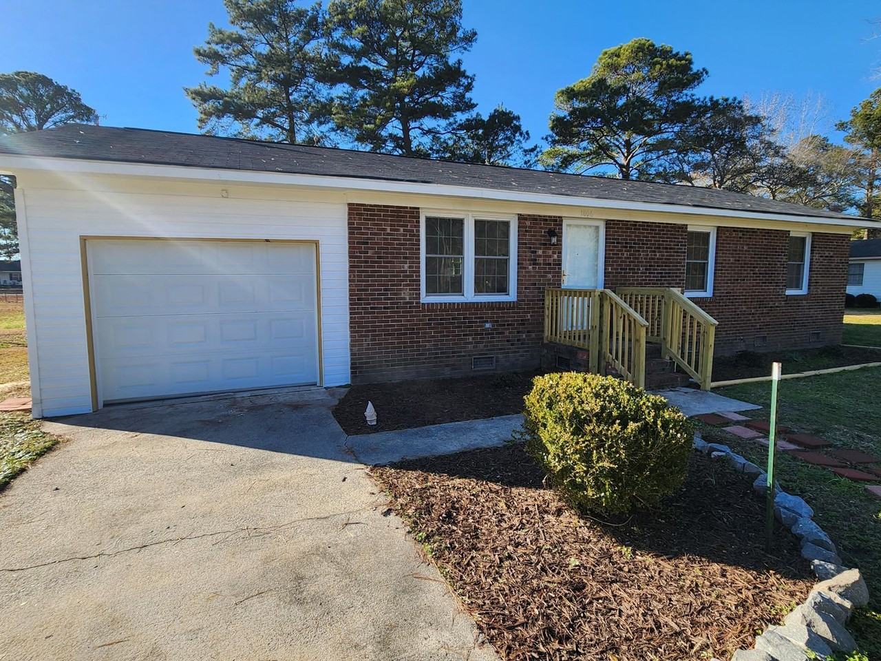 1806 Kathryn Ln - Photo 2 of 17