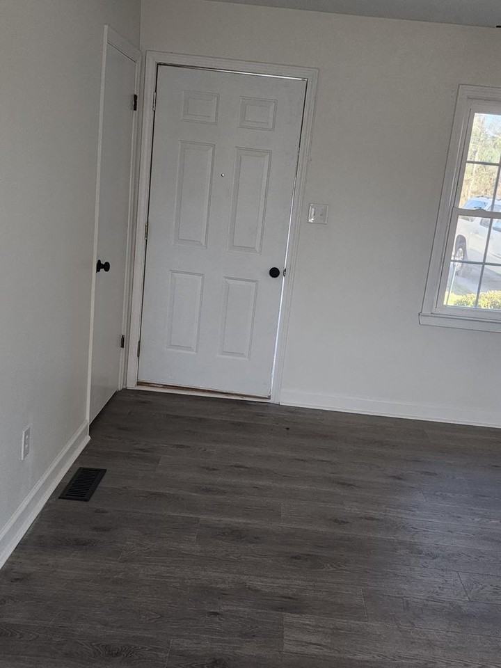 1806 Kathryn Ln - Photo 3 of 17