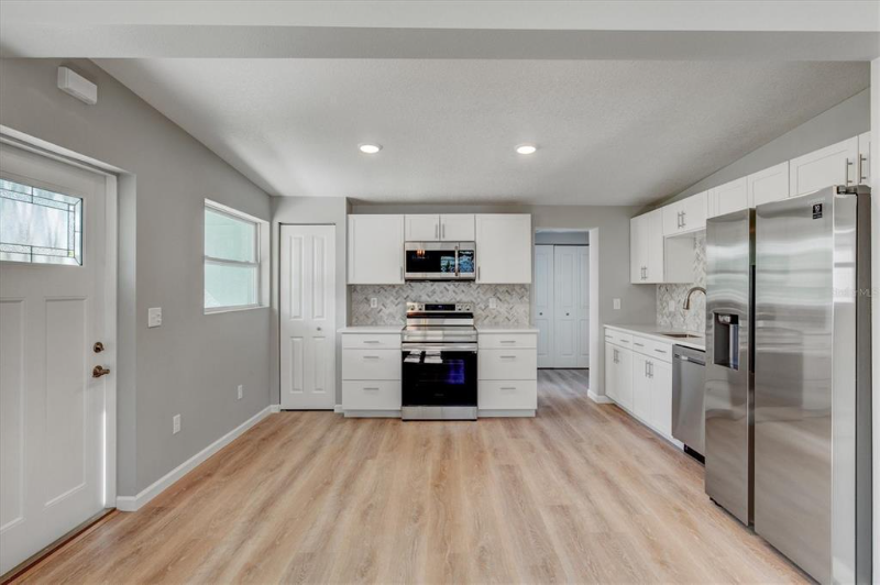 1023 Roberta St - Photo 3 of 20