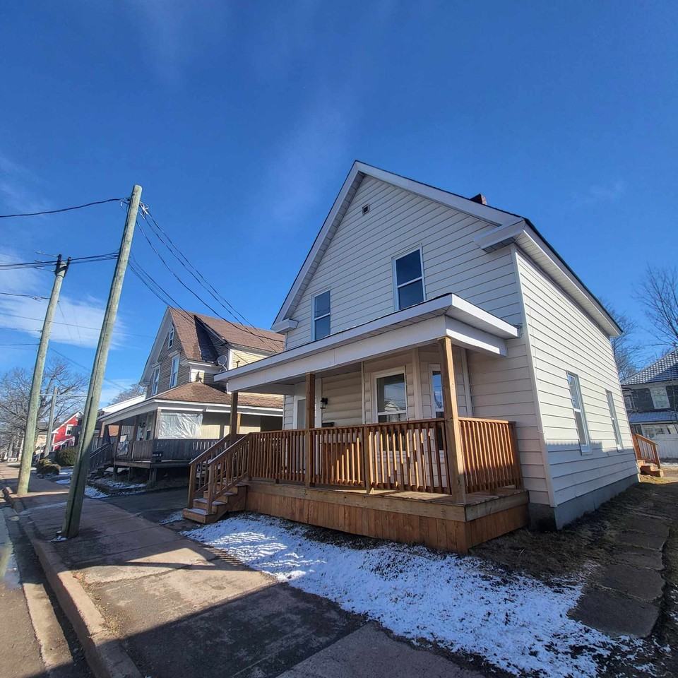 321 Robinson St 1, Moncton, NB E1C 5E3 4 Bedroom Apartment for 2,200