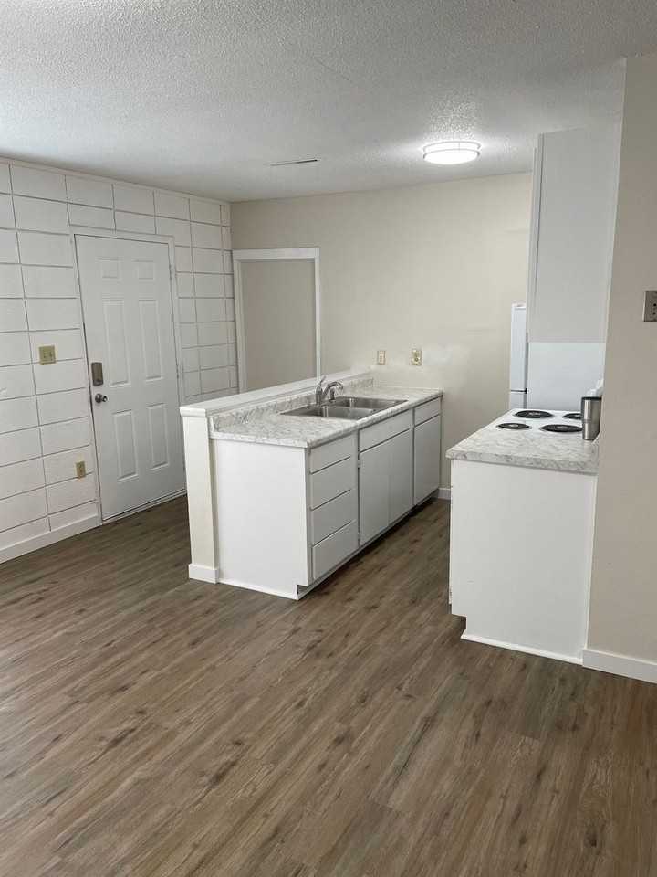 400 S 11th St - Photo 2 of 8