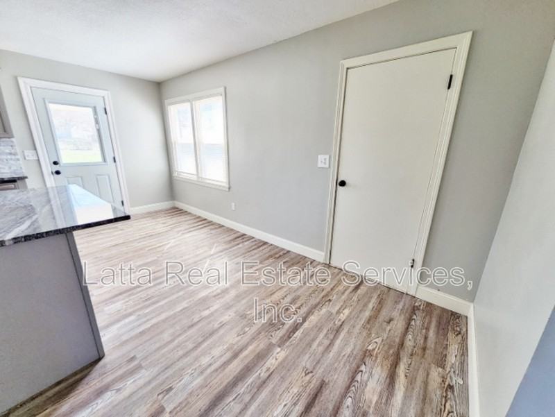 1203 W Beverly Rd - Photo 4 of 12