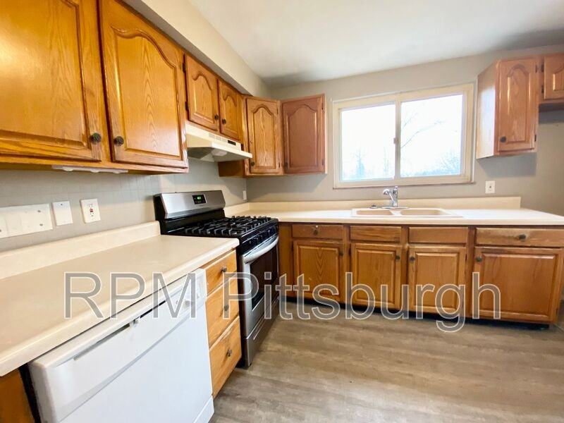 6005 Verona Rd - Photo 2 of 16