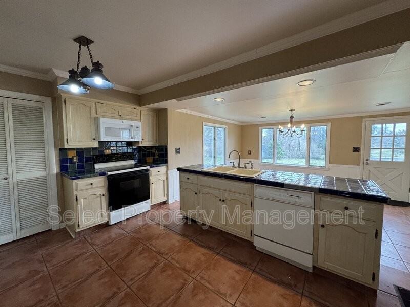 5437 Covington Rd - Photo 5 of 26