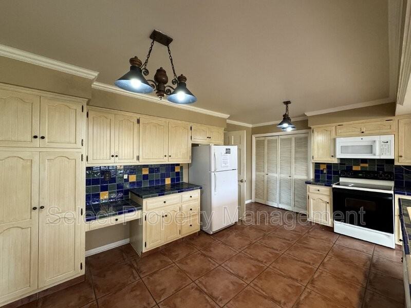 5437 Covington Rd - Photo 6 of 26