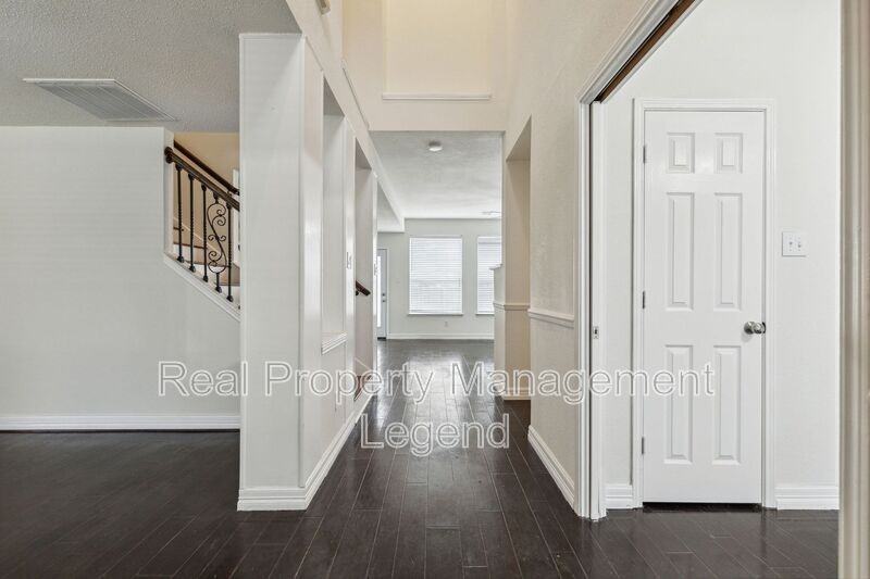 5012 Boxwood Ln - Photo 4 of 32