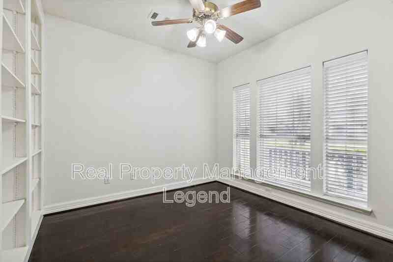 5012 Boxwood Ln - Photo 5 of 32