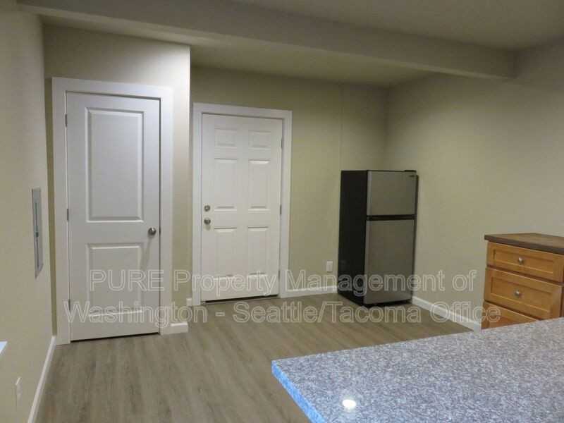202 Solberg St Sw #C - Photo 4 of 6