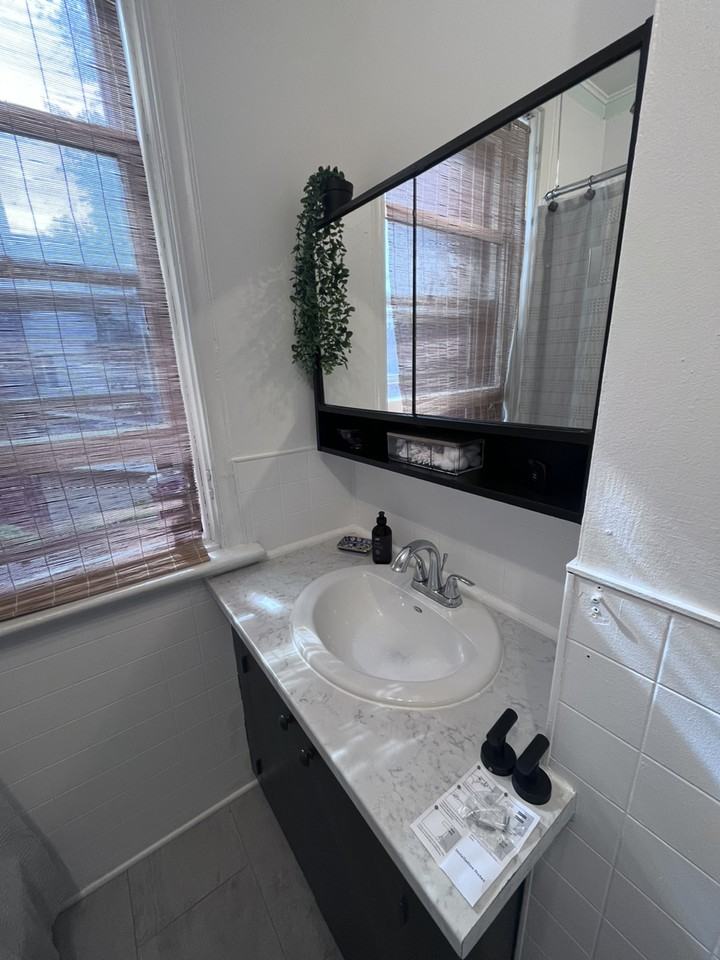 555 Gilmour St - Photo 4 of 6