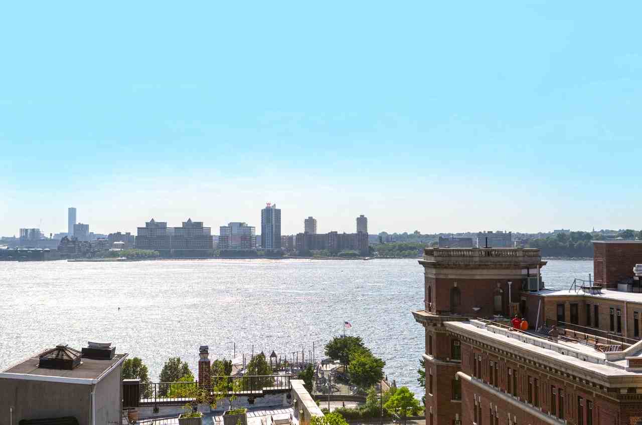 100 Jane St - Photo 3 of 13