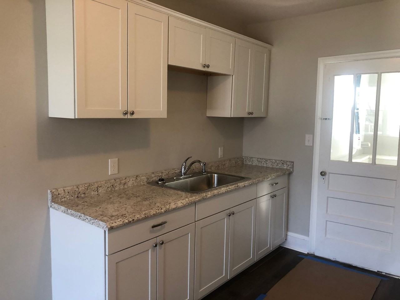 937 Woodlawn Ave - Photo 4 of 18