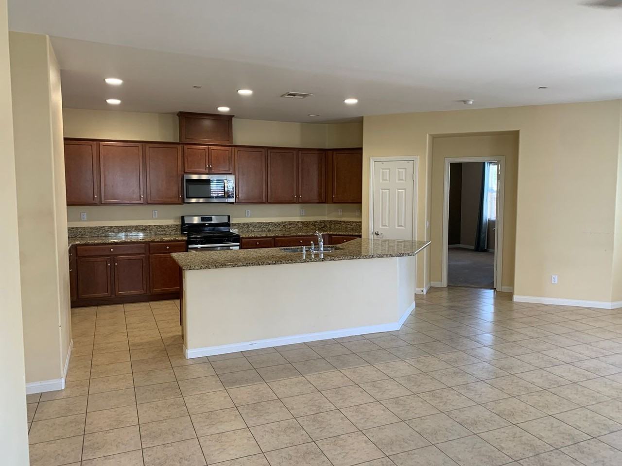 42947 Beamer Ct - Photo 4 of 17