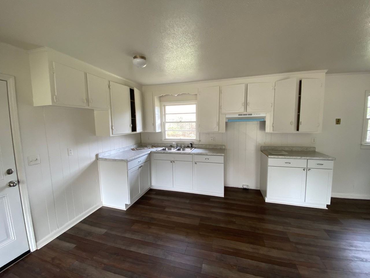 107 Foxhill Dr - Photo 3 of 17