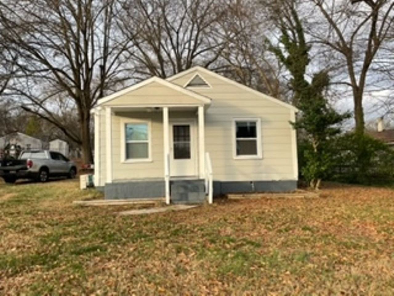 1404 Rosewood Ln - Photo 2 of 16