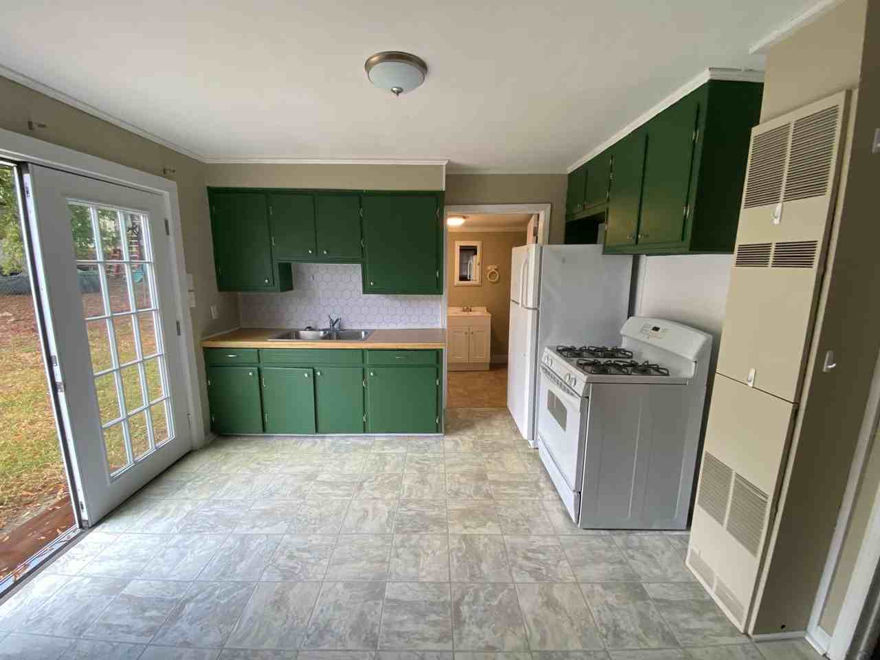 1404 Rosewood Ln - Photo 4 of 16