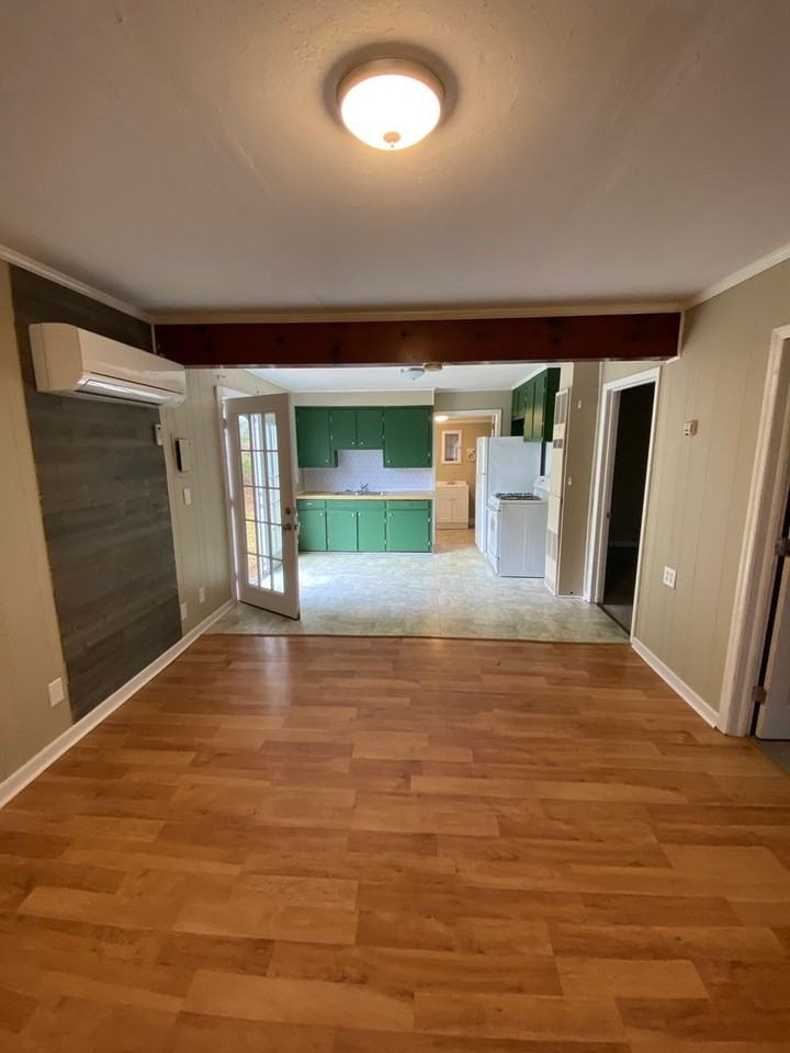 1404 Rosewood Ln - Photo 4 of 16