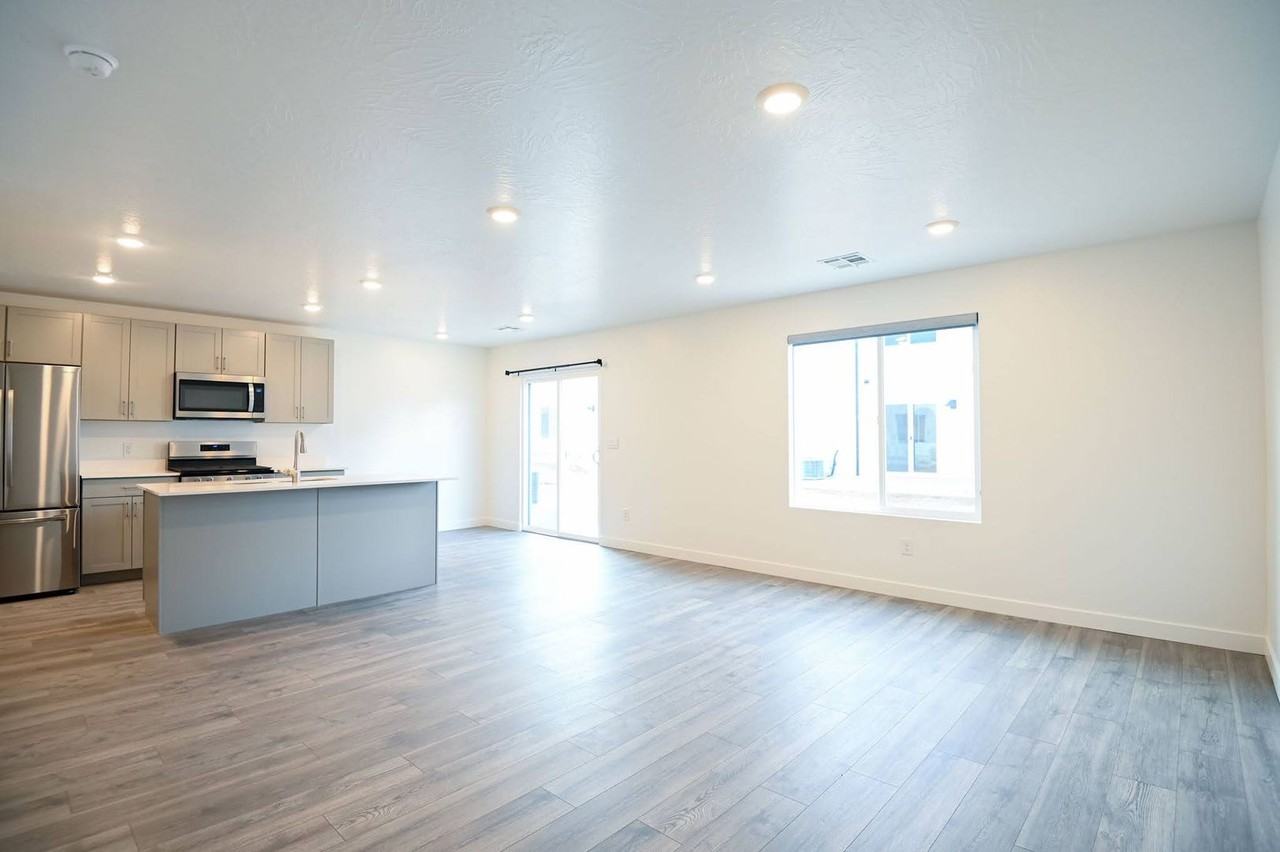 357 W 2050 N - Photo 4 of 25