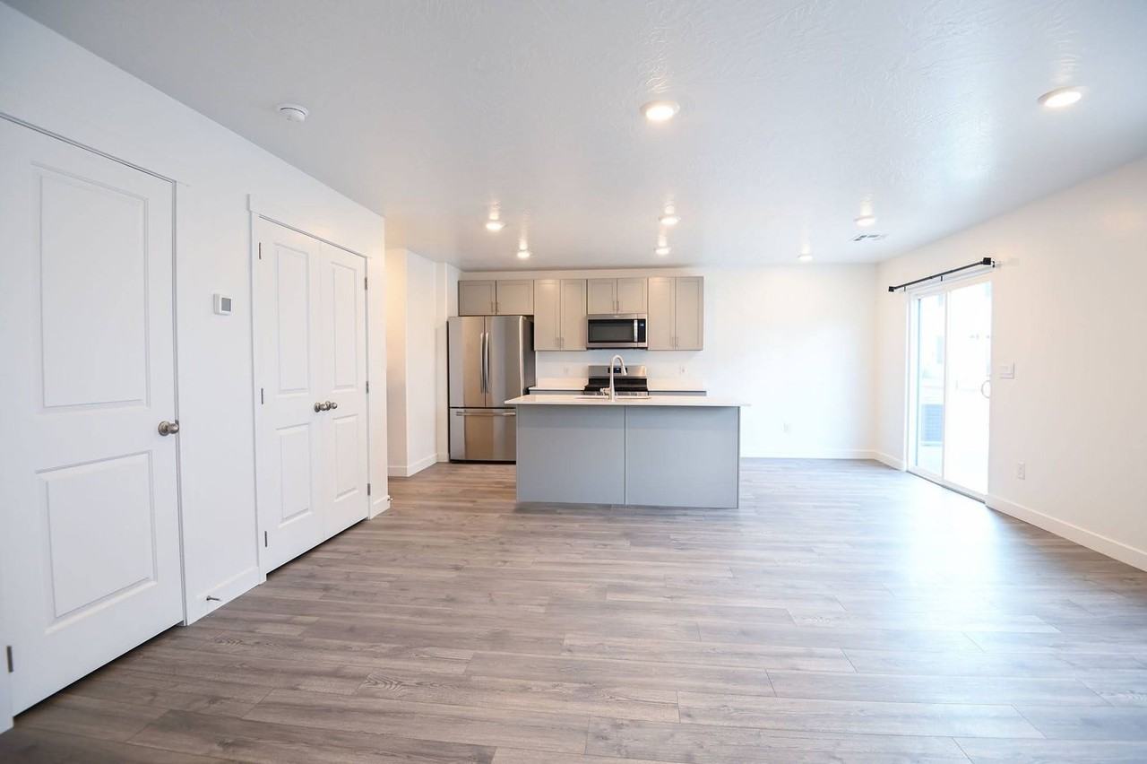 357 W 2050 N - Photo 5 of 25