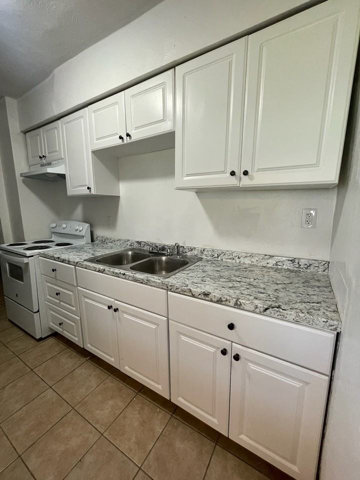 815 W 34th St #1 - Photo 7 of 20