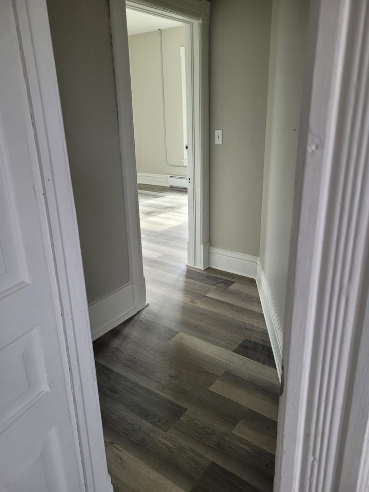 133 Winifred St W #2 - Photo 5 of 8