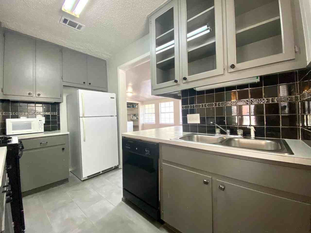 30th-407 E - Photo 4 of 47