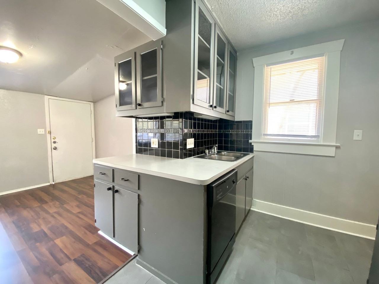 30th-407 E - Photo 6 of 47