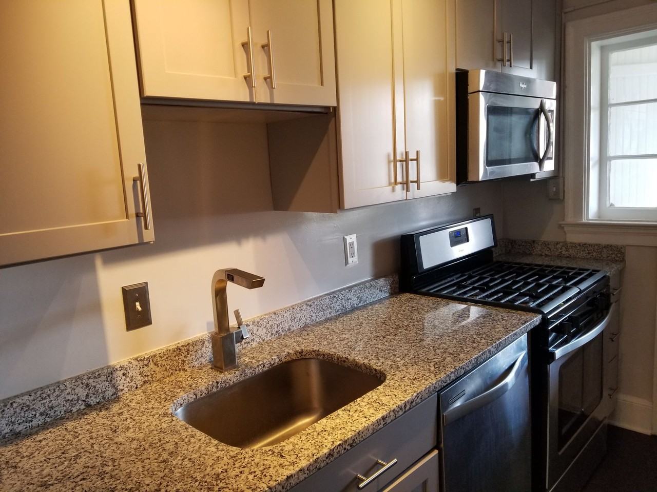 Mount Vernon Ave Apartments - Photo 6 of 18