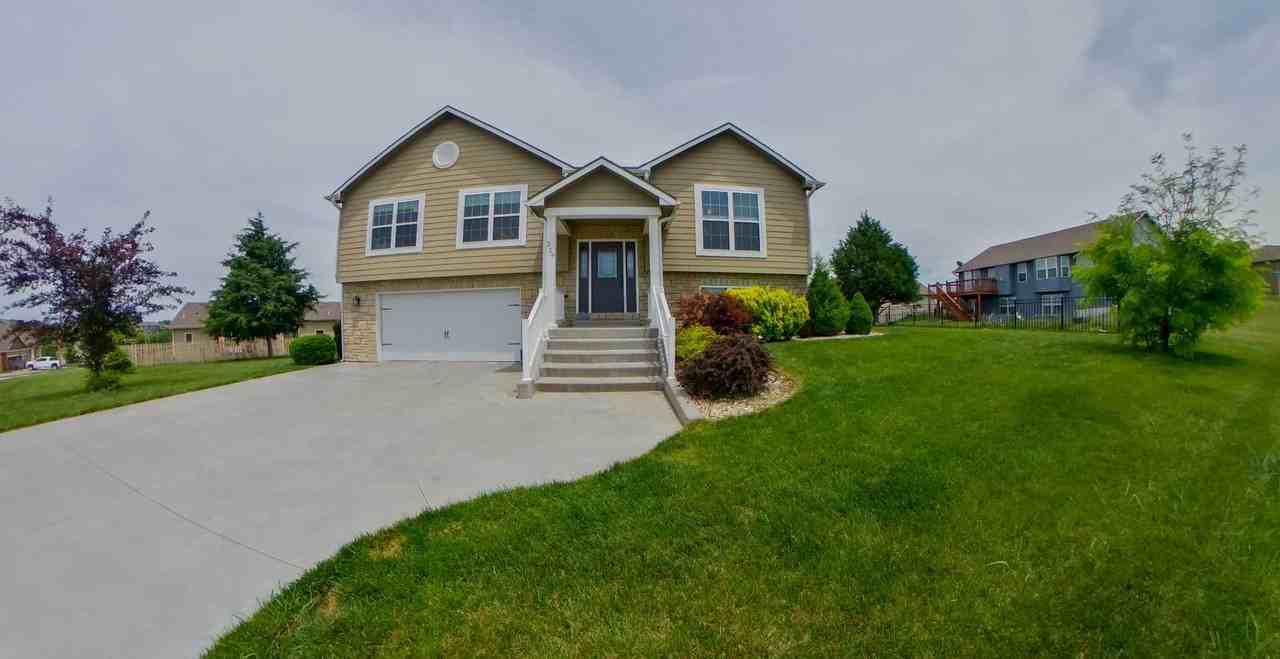 217 Firethorn Dr - Photo 2 of 16