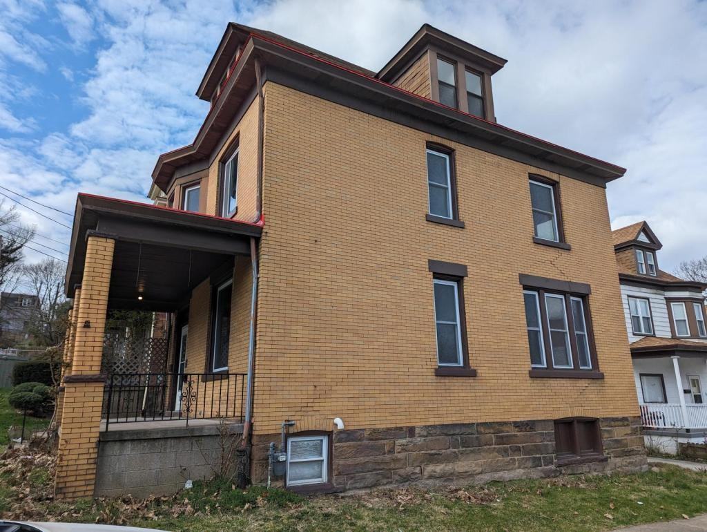 1200 Fairdale St - Photo 3 of 15