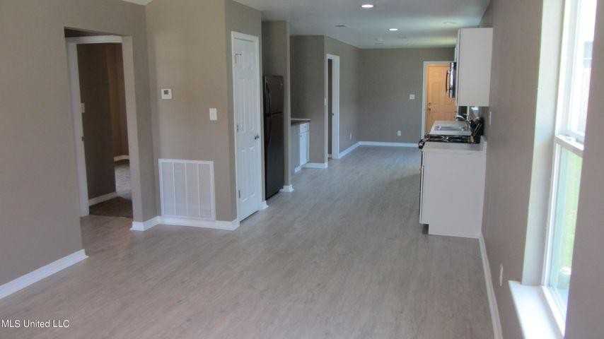 17317 Avondale Cir - Photo 2 of 7