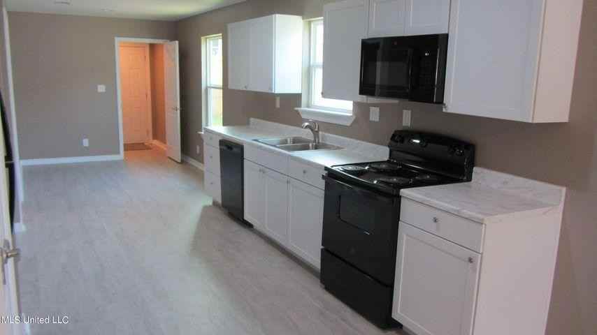 17317 Avondale Cir - Photo 3 of 7