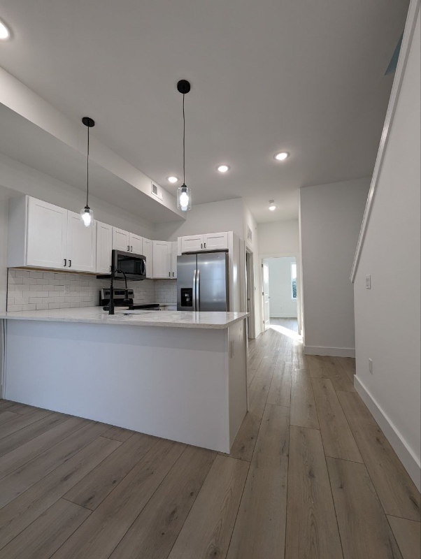 147 N Gross St #6 - Photo 2 of 11