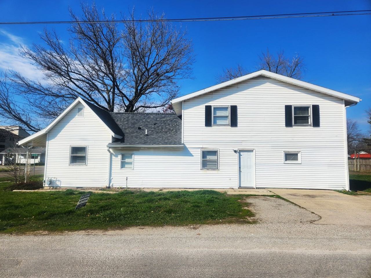 1721 9th St - Photo 2 of 36