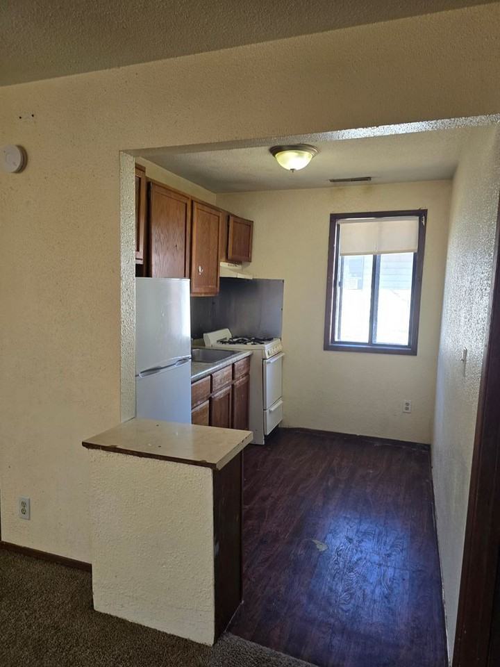 RENT SUX - 715 9TH ST - Photo 2 of 6