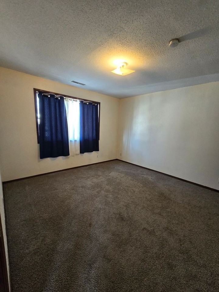 RENT SUX - 715 9TH ST - Photo 3 of 6