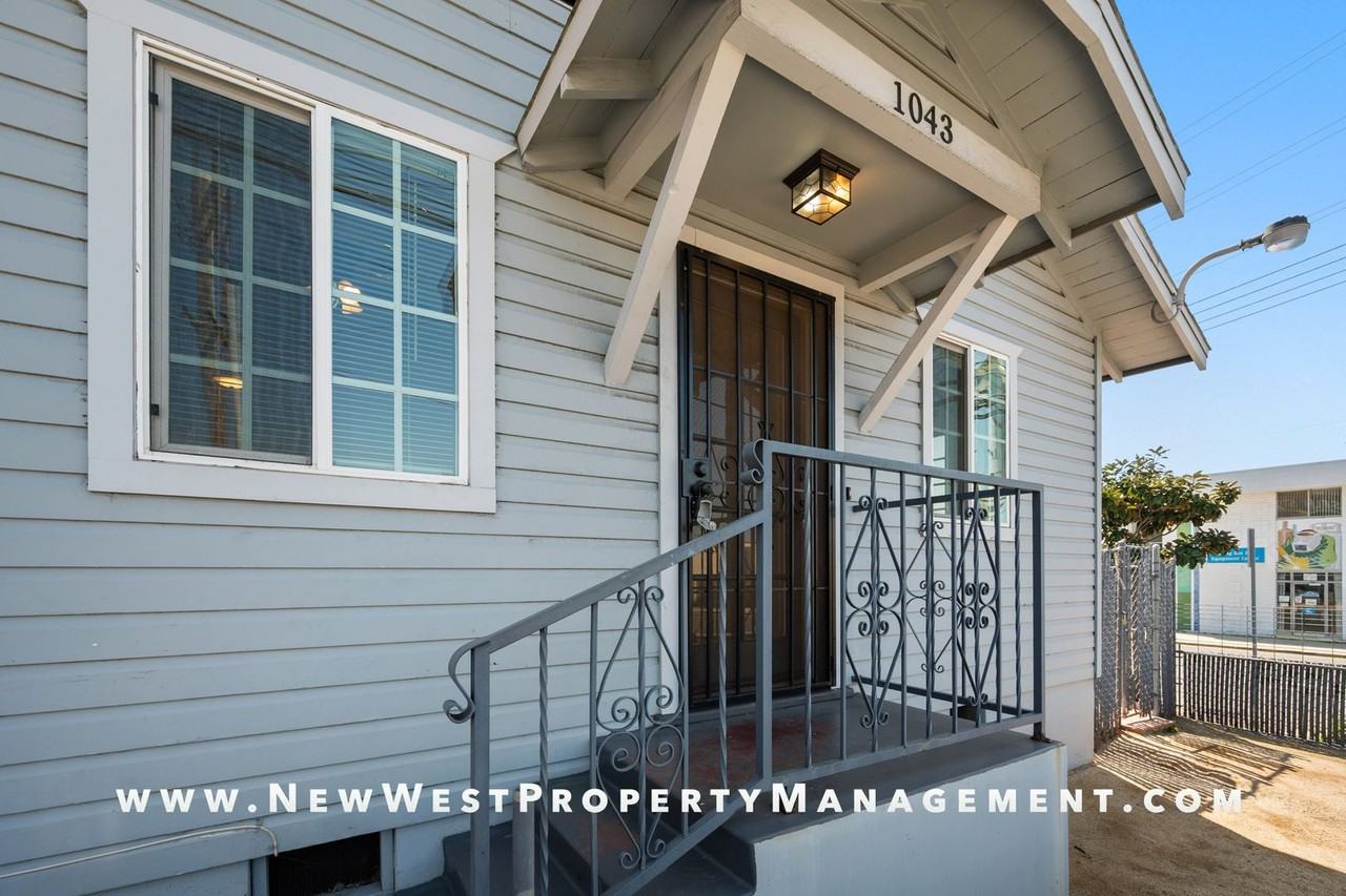 1043 Sampson St - Photo 3 of 21