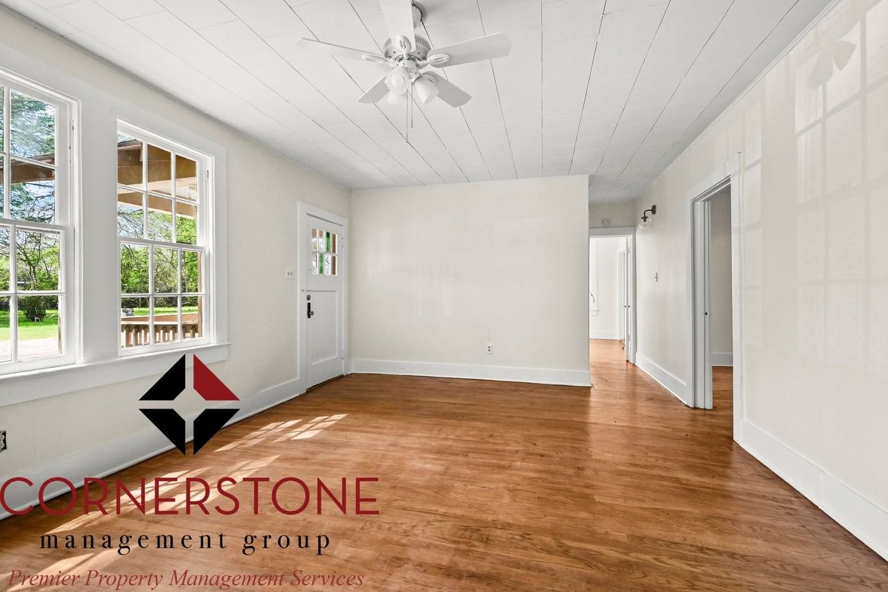 3243/3245 Ivanhoe Street - Photo 4 of 8