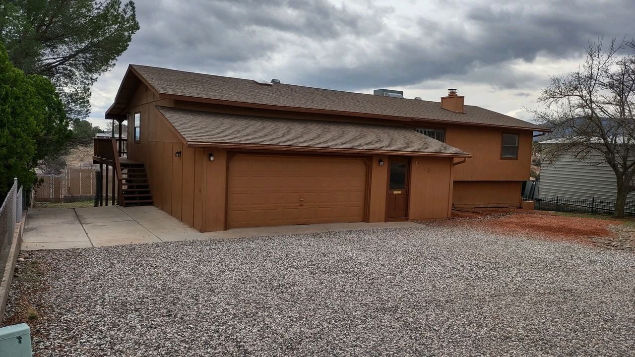 1657 E Sandy Ln - Photo 2 of 16