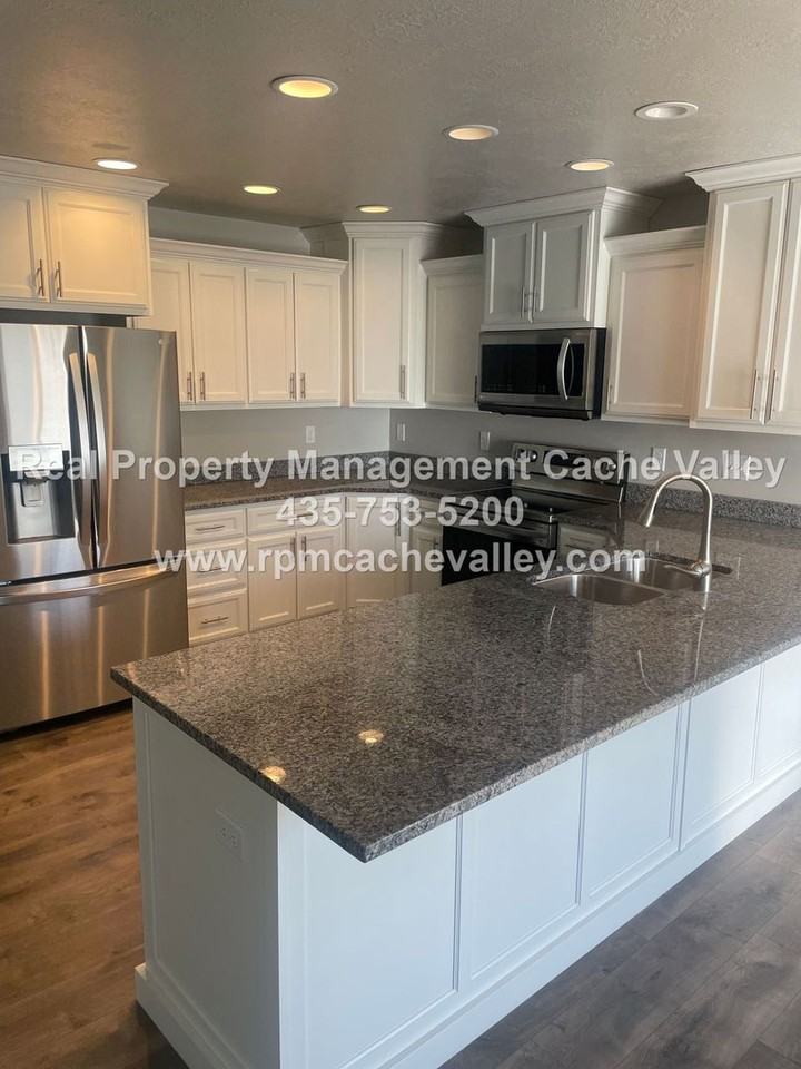 162 E 2480 N - Photo 3 of 24