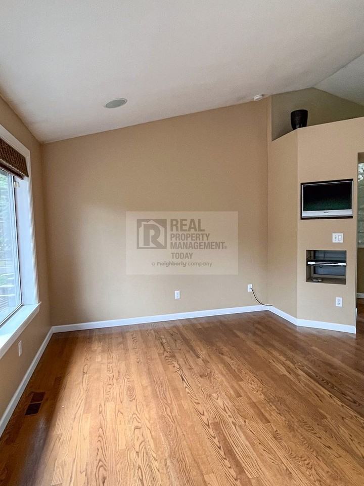 6404 87th St E - Photo 3 of 12