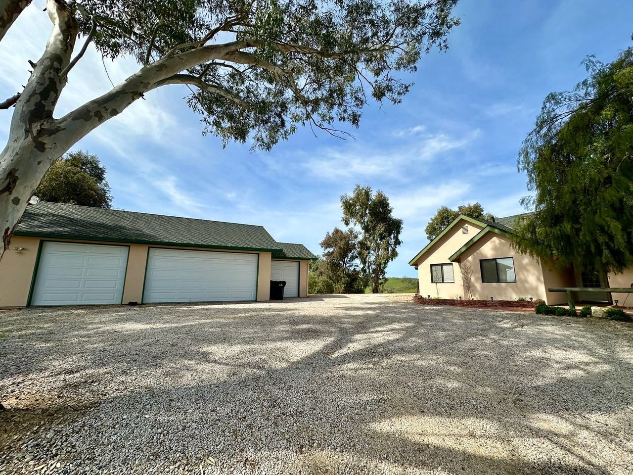 1565 Sutliff Rd - Photo 2 of 35