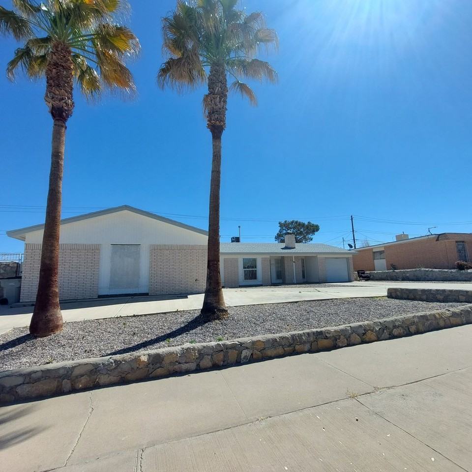 2214 Cumbre Negra St - Photo 2 of 29