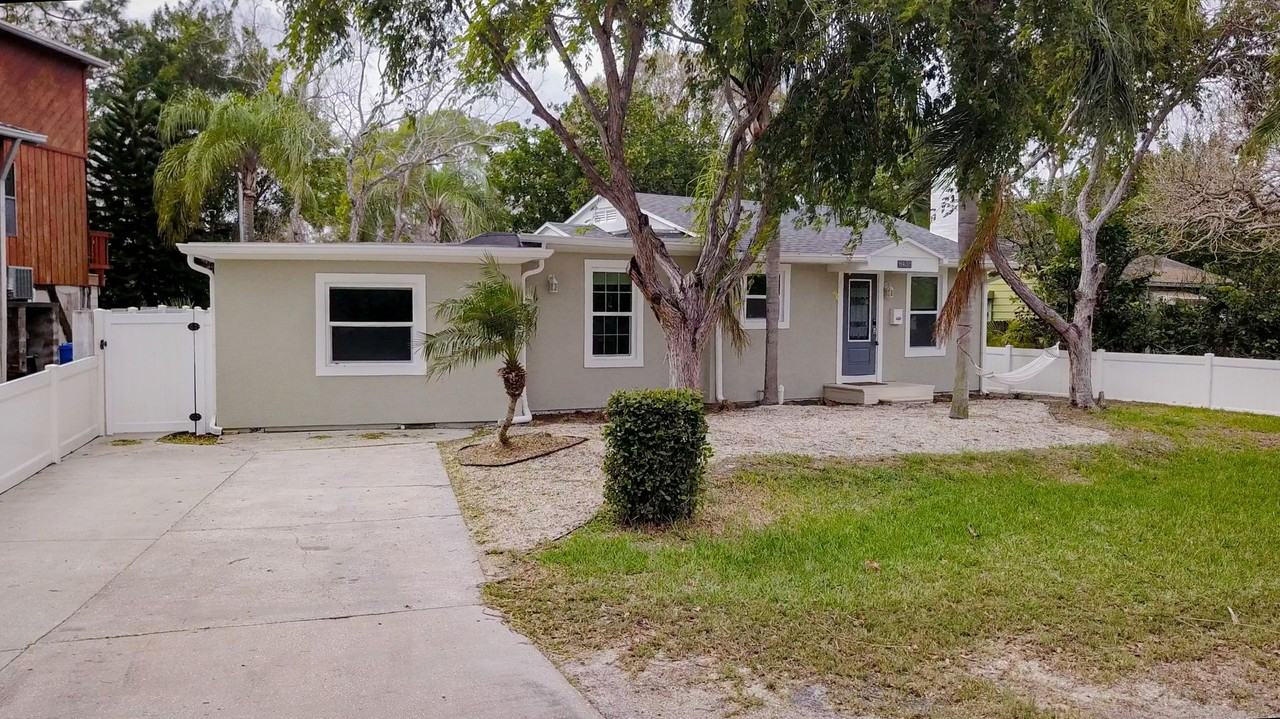 8438 Riverside Dr N - Photo 2 of 16