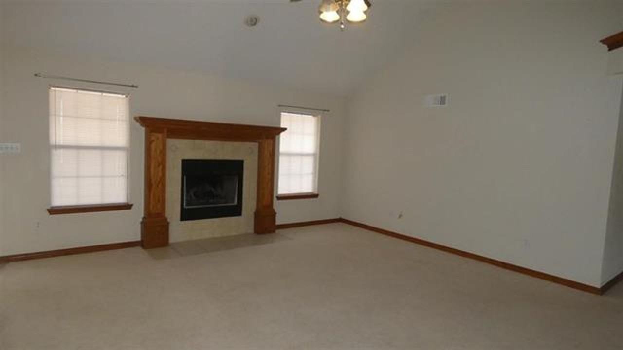 1637 Ne 35th St - Photo 5 of 40